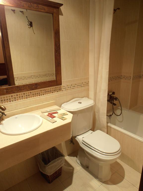 Hostal Virgen De La Encina Ponferrada Ruang foto