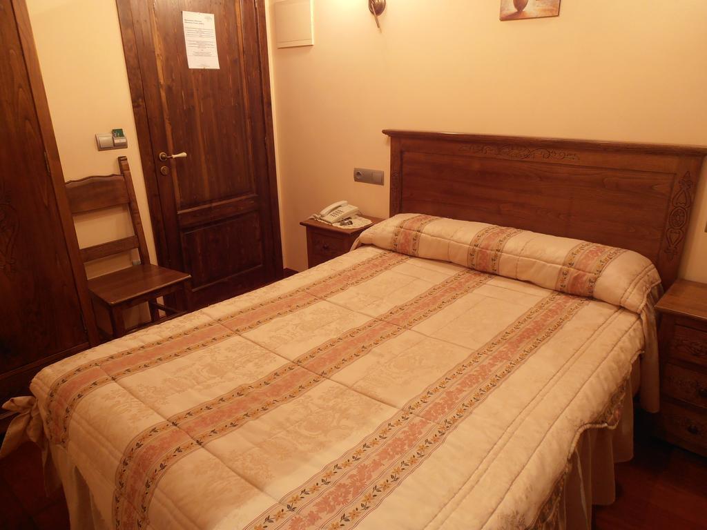 Hostal Virgen De La Encina Ponferrada Ruang foto