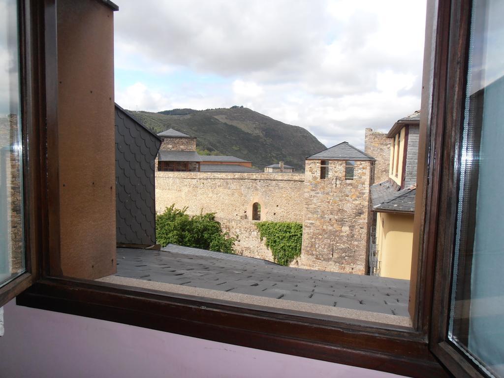 Hostal Virgen De La Encina Ponferrada Ruang foto