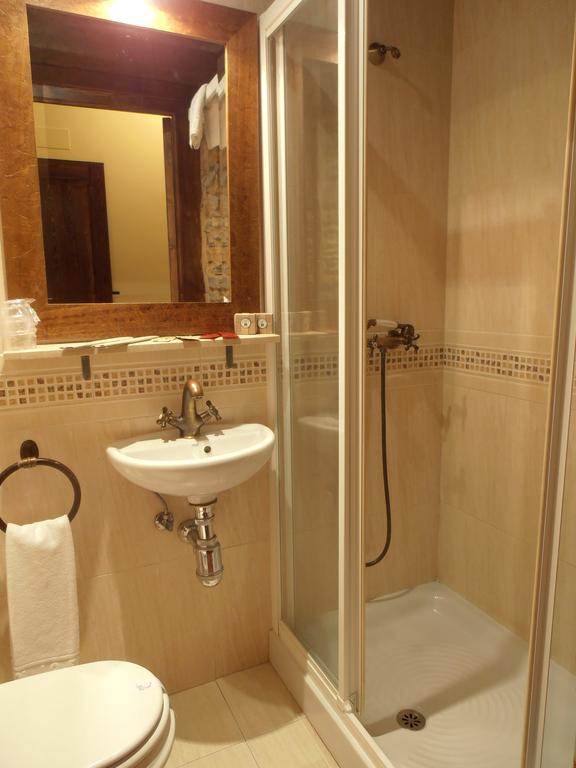 Hostal Virgen De La Encina Ponferrada Ruang foto