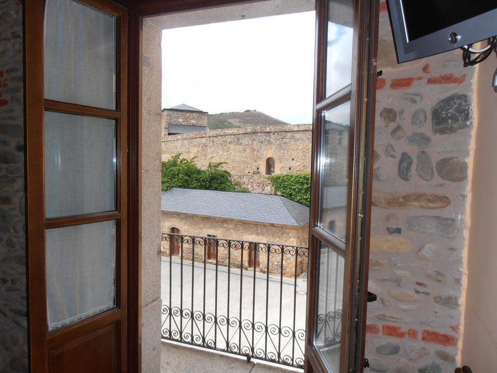 Hostal Virgen De La Encina Ponferrada Ruang foto