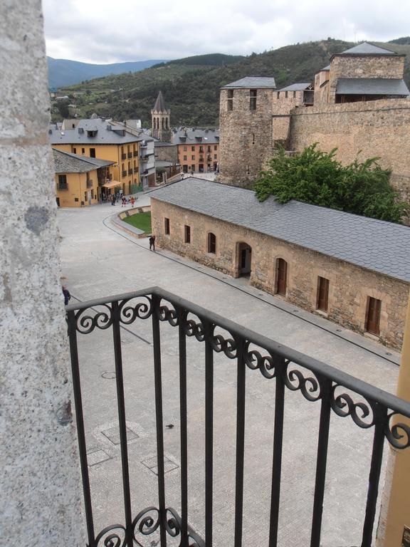 Hostal Virgen De La Encina Ponferrada Ruang foto