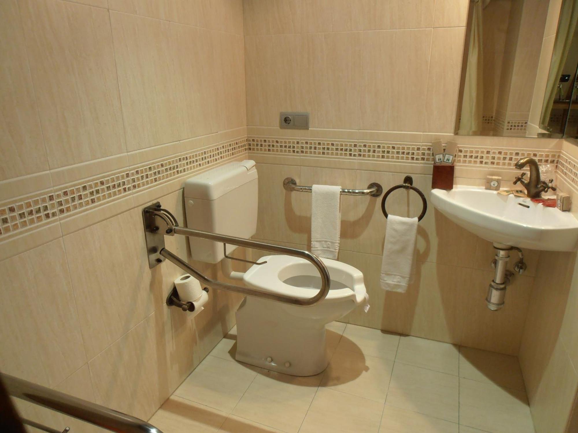 Hostal Virgen De La Encina Ponferrada Bagian luar foto